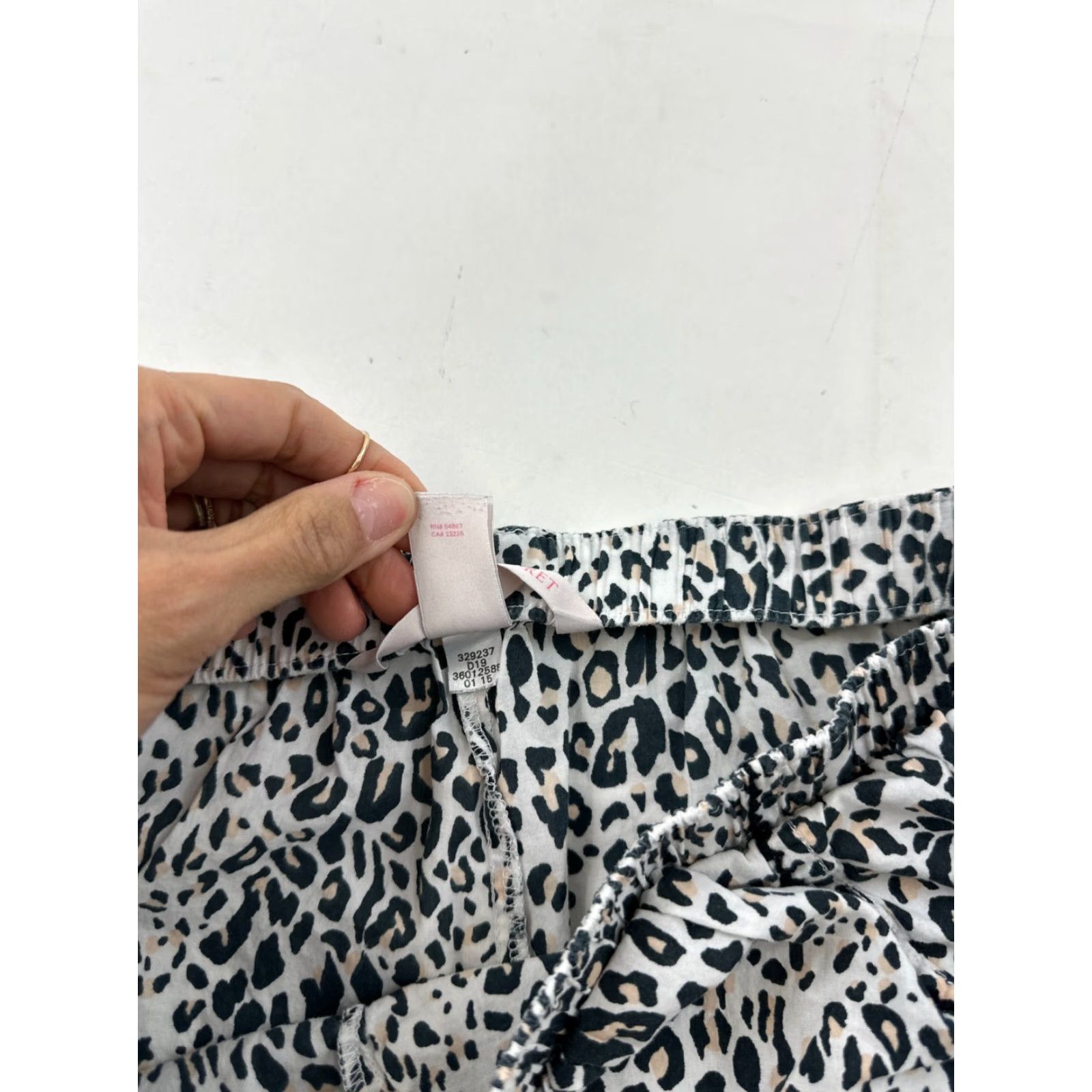 Victoria's Secret Victoria's Secret Shorts Womens XS White Black Sleep Lounge Leopard Print Natural Size 26" / US 2 / IT 38 - 6 Thumbnail