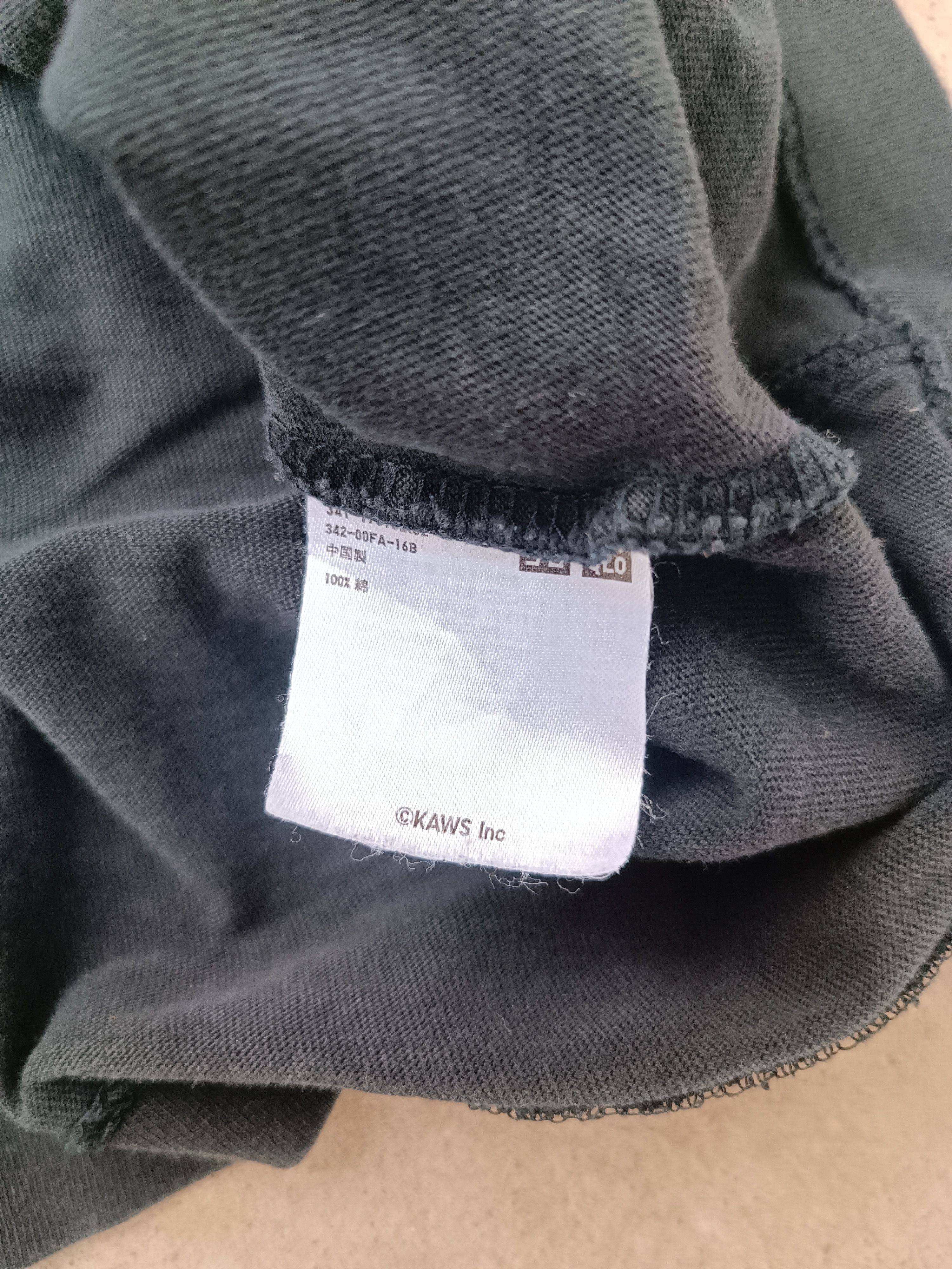 Japanese Brand × Kaws × Uniqlo kaws x uniqlo tee Size US XL / EU 56 / 4 - 4 Thumbnail