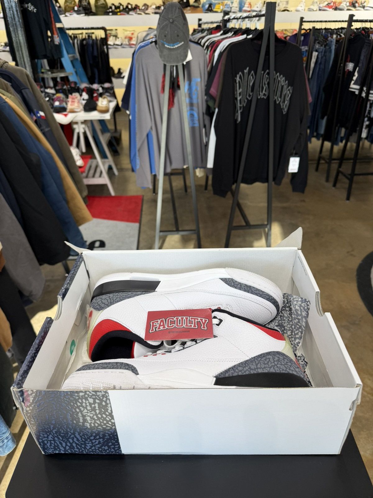 Jordan Brand Air Jordan 3 Fire Red Denim Size 10.5 (2020) Size US 10.5 / EU 43-44 - 11 Thumbnail