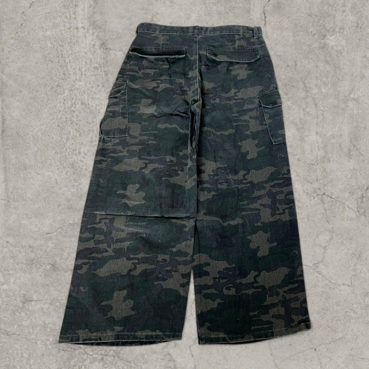 Japanese Brand Baggy relaxed fit cargos in khaki black camo print. Size XL Size US 36 / EU 52 - 3 Thumbnail