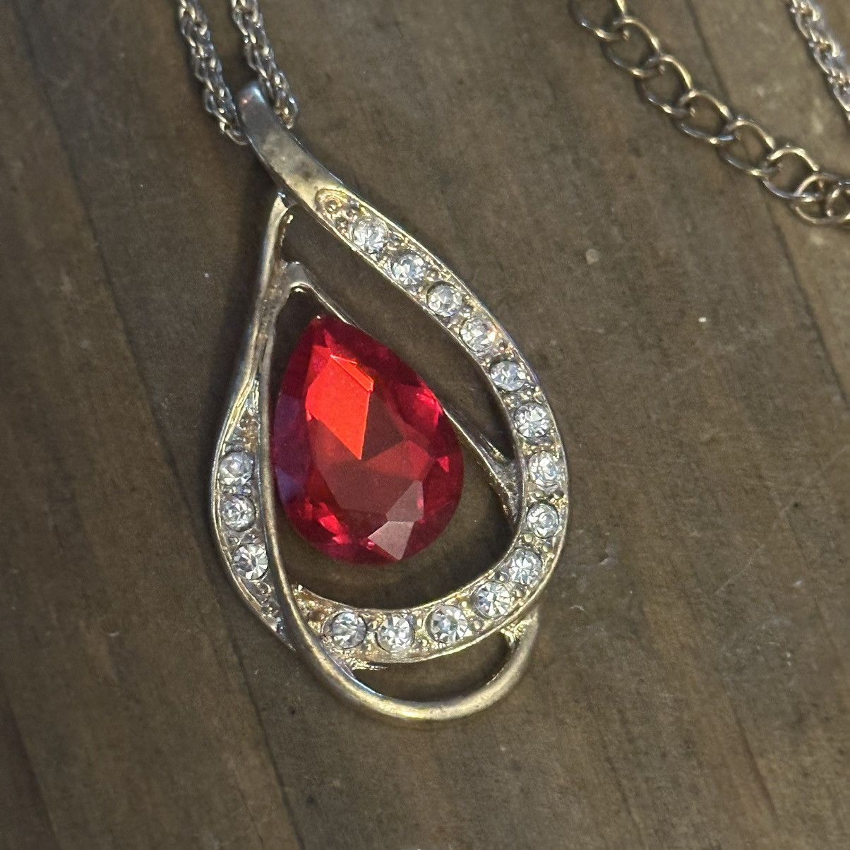 Other Gold tone red teardrop rhinestone pendant necklace Size ONE SIZE - 3 Thumbnail