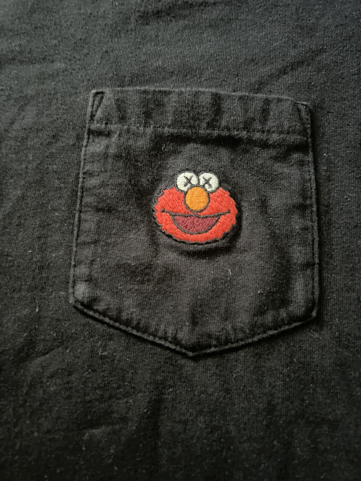 Kaws × Uniqlo Kaws Elmo Uniqlo pocket tee Size US M / EU 48-50 / 2 - 2 Thumbnail