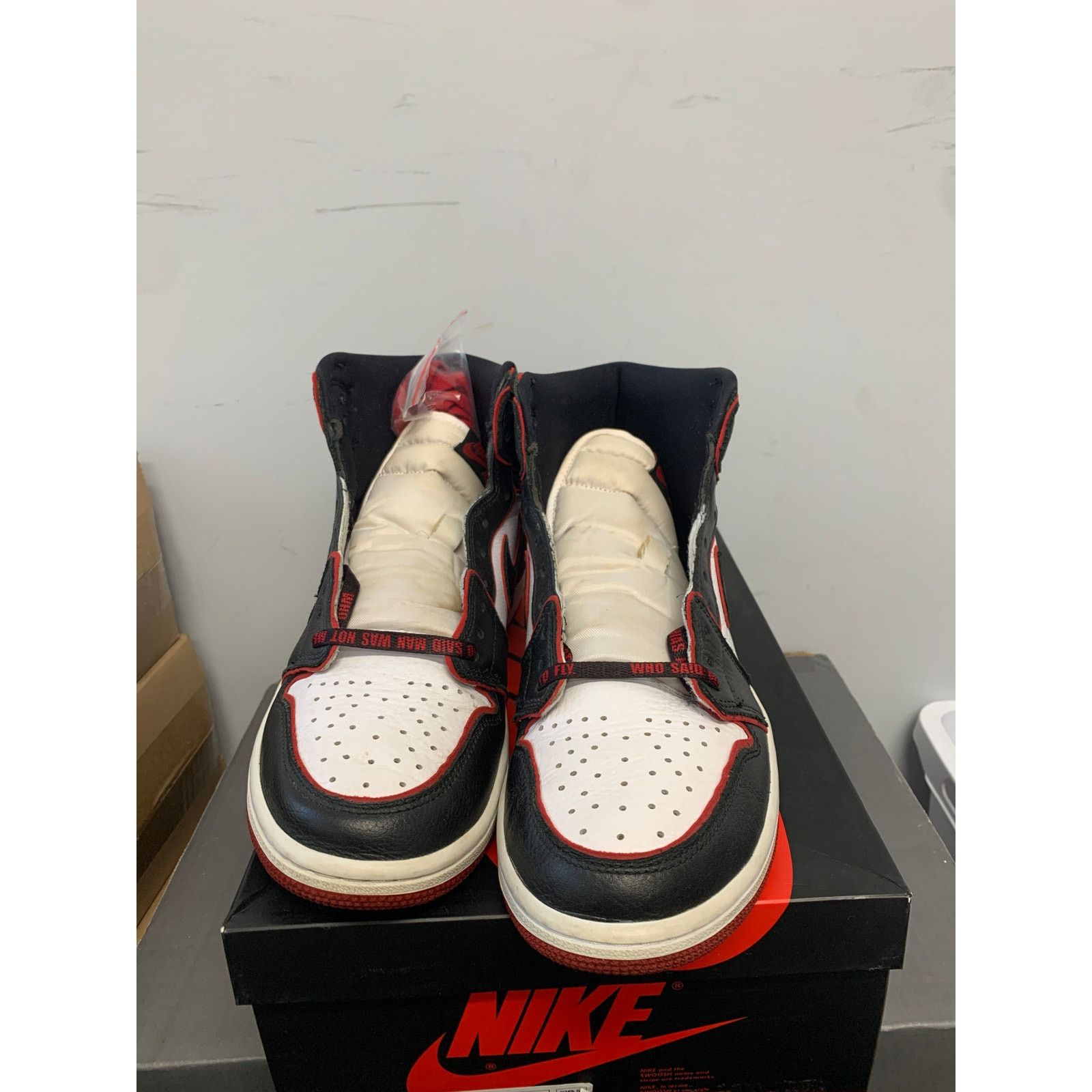 Nike Nike Air Jordan 1 Retro Bloodline Used Size 10.5 SHIPS NOW Size US 10.5 / EU 43-44 - 2 Thumbnail