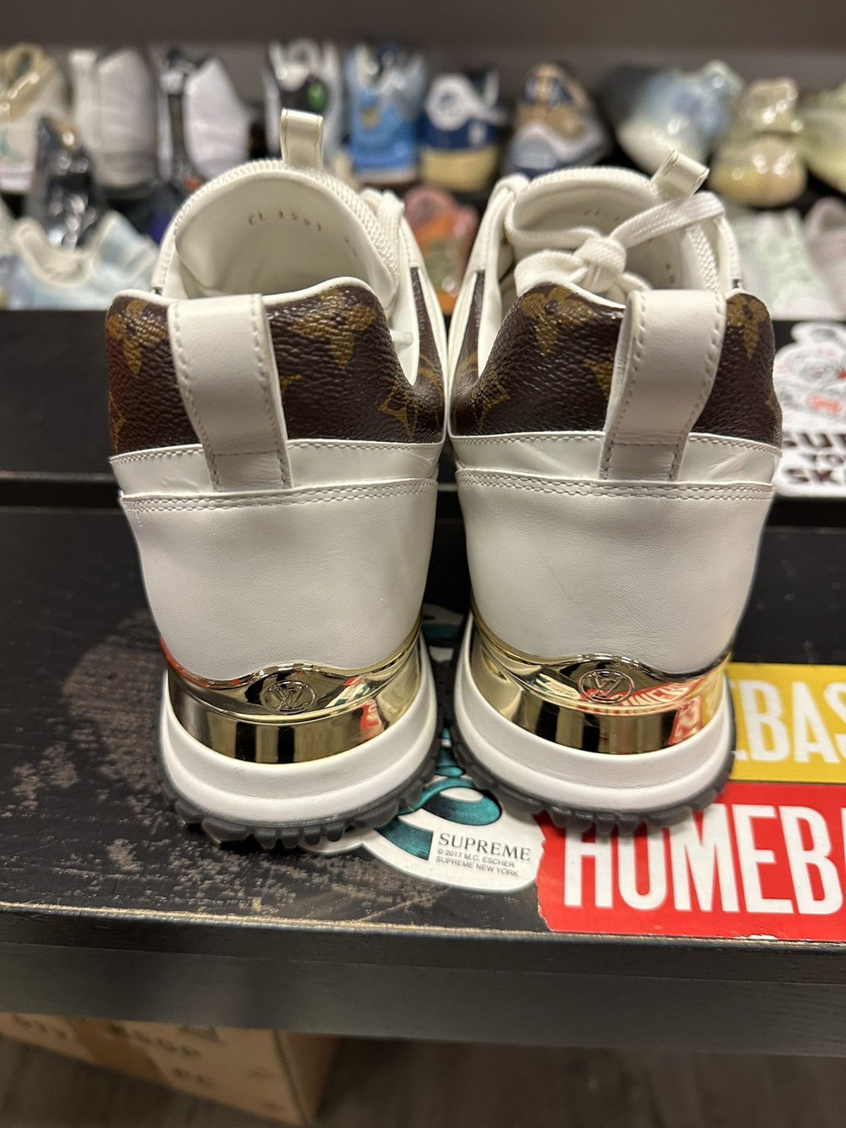 Louis Vuitton Louis vuitton run away size fits 7 7.5 pre owned Size US 7 / EU 40 - 3 Thumbnail