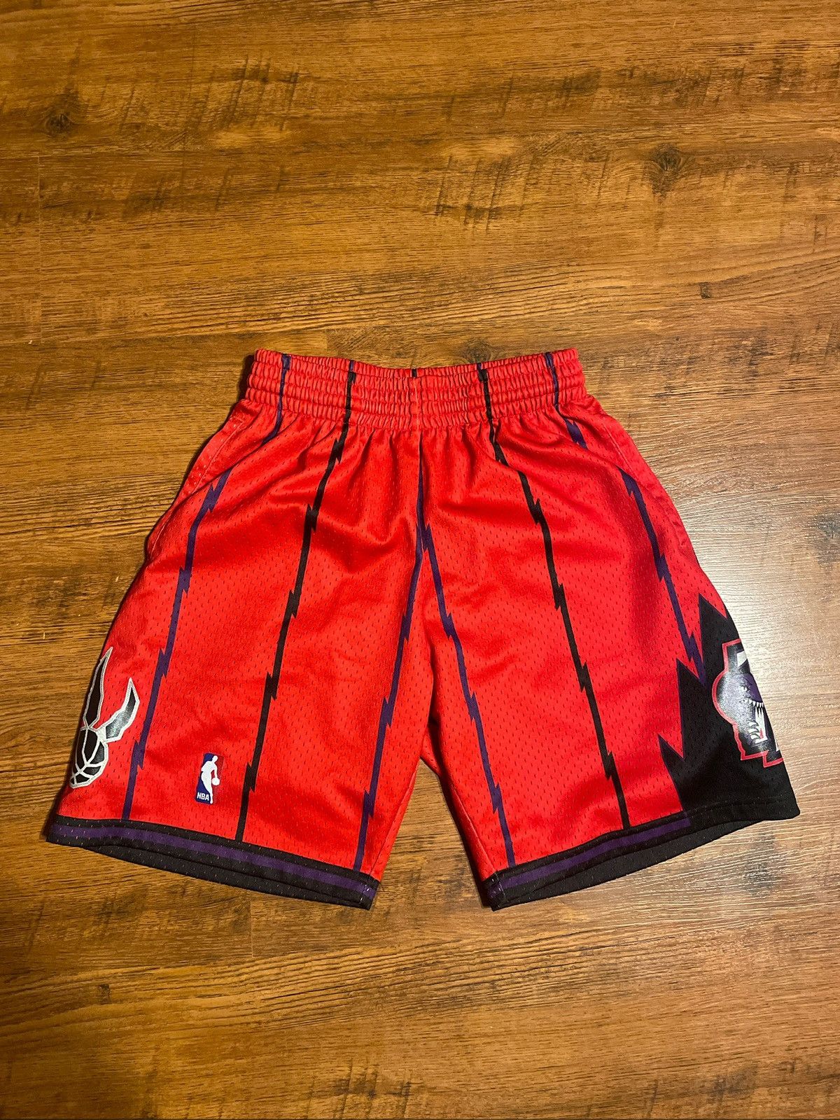 Mitchell & Ness Mitchell & Ness NBA Hardwood Classics Toronto Raptors Shorts Size US 32 / EU 48 - 1 Thumbnail