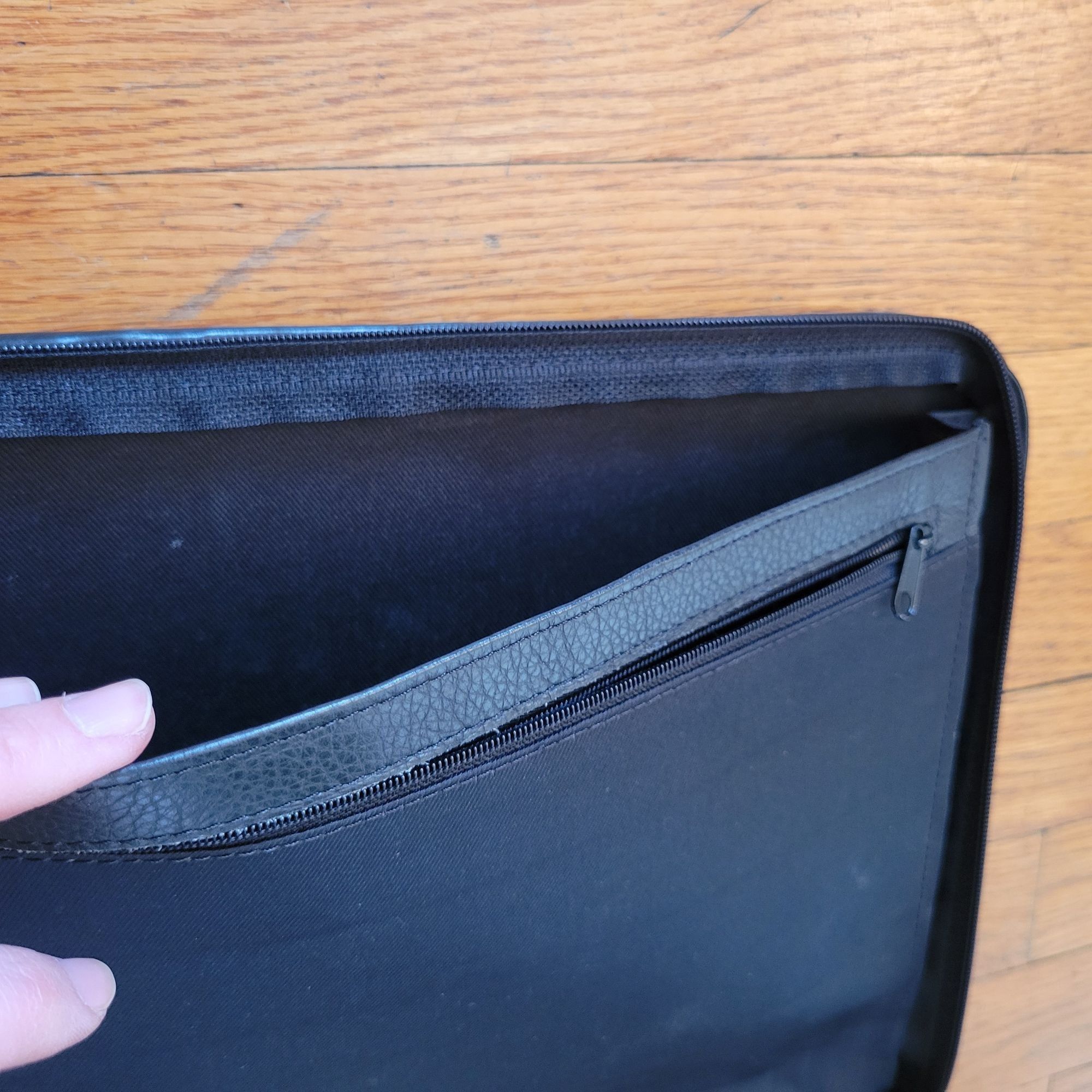 Wilsons Leather Wilsons Black Leather Business Portfolio Adjustable Shoulder Size ONE SIZE - 18 Thumbnail