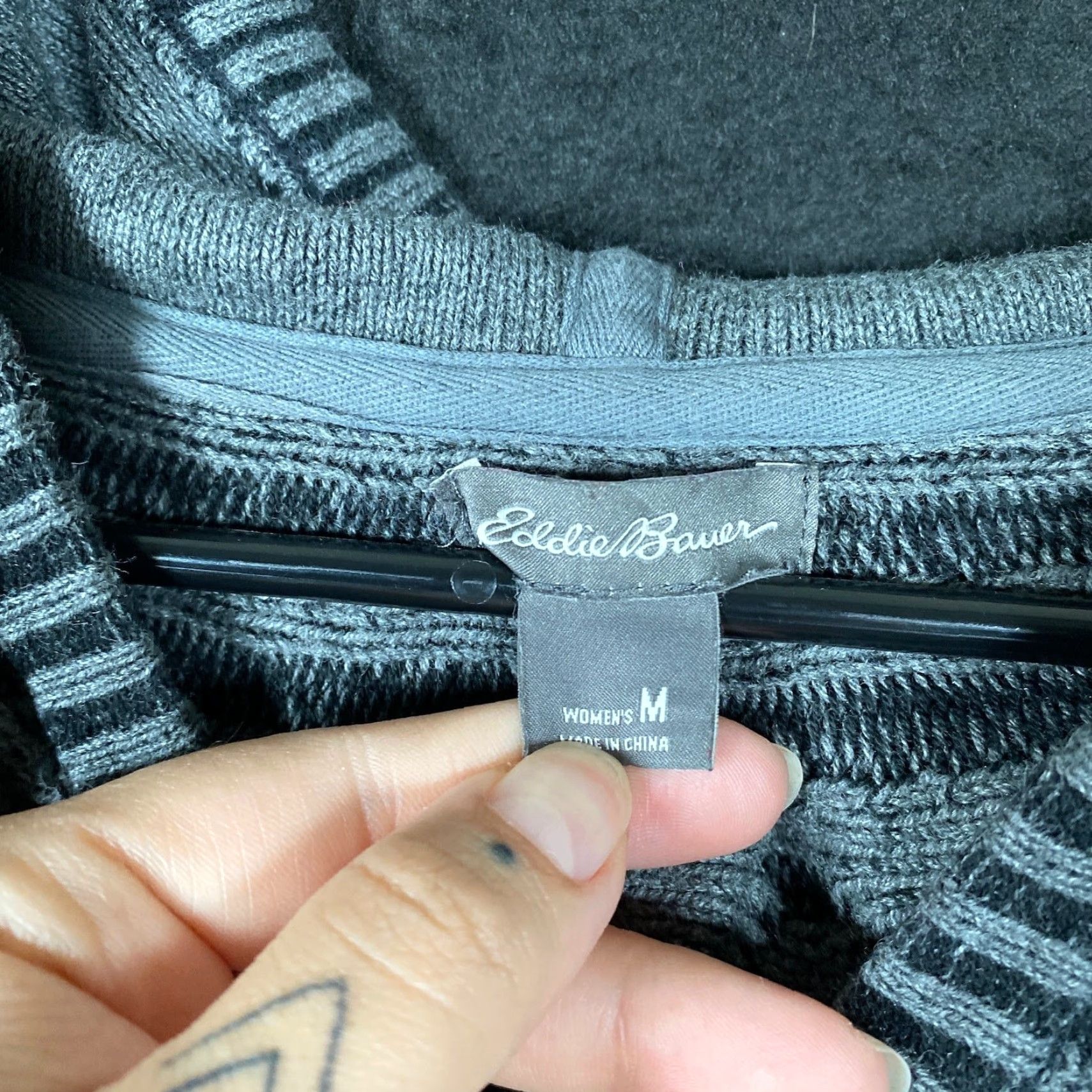 Eddie Bauer Eddie Bauer Womens Sweatshirt Black Gray Pullover V Neck Hoodie Medium Size M / US 6-8 / IT 42-44 - 4 Thumbnail
