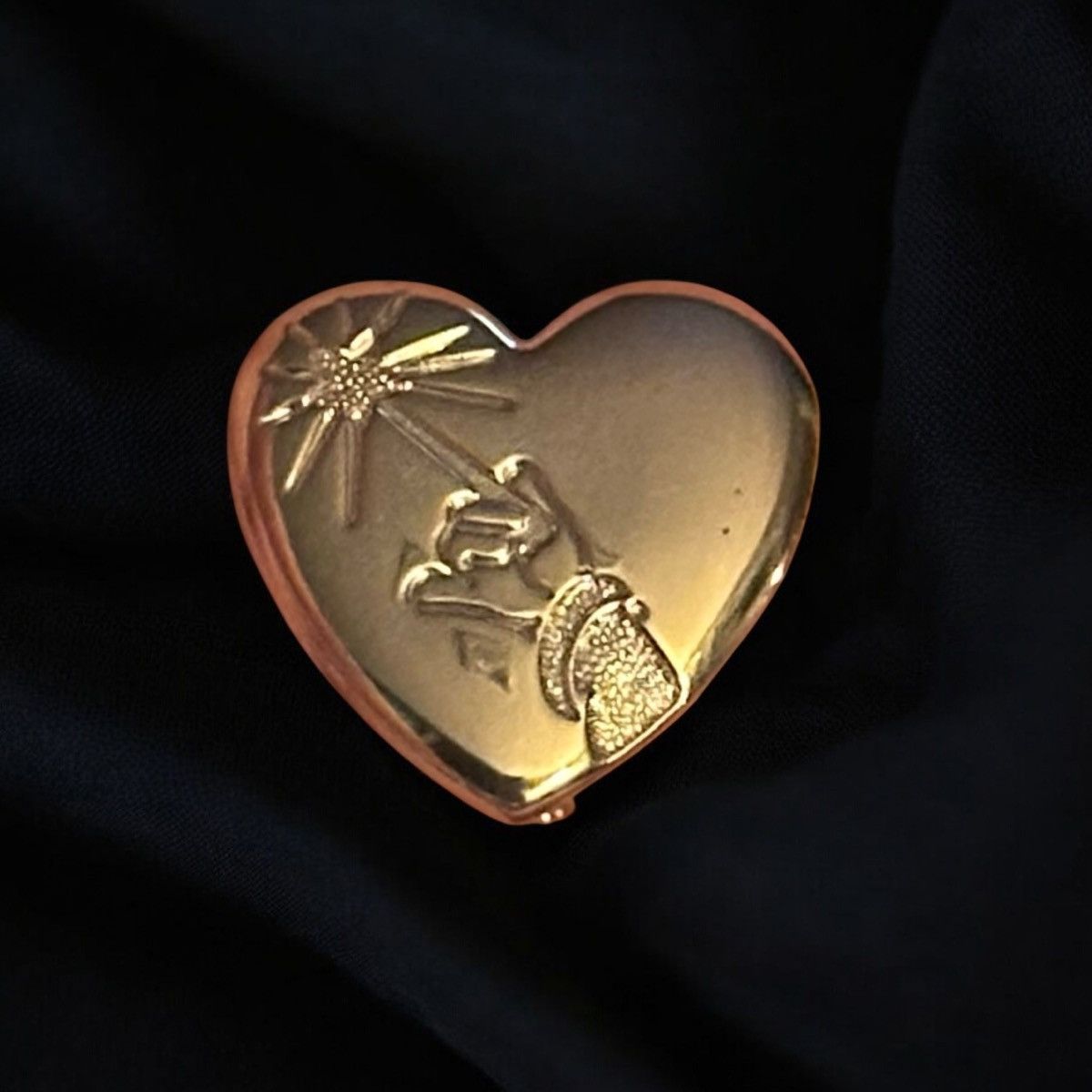 Disney Vintage Disney Arm & Wand heart pin Size ONE SIZE - 1 Thumbnail
