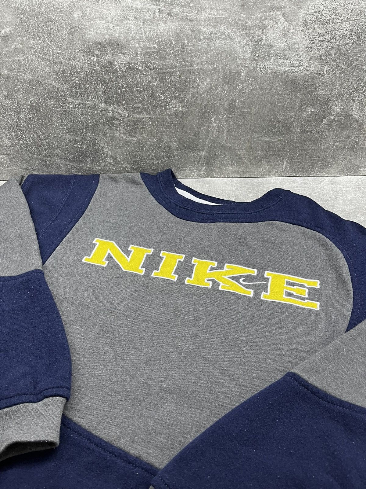 Nike × Vintage Nike center logo 90s vintage sweatshirt size L Size US L / EU 52-54 / 3 - 11 Thumbnail