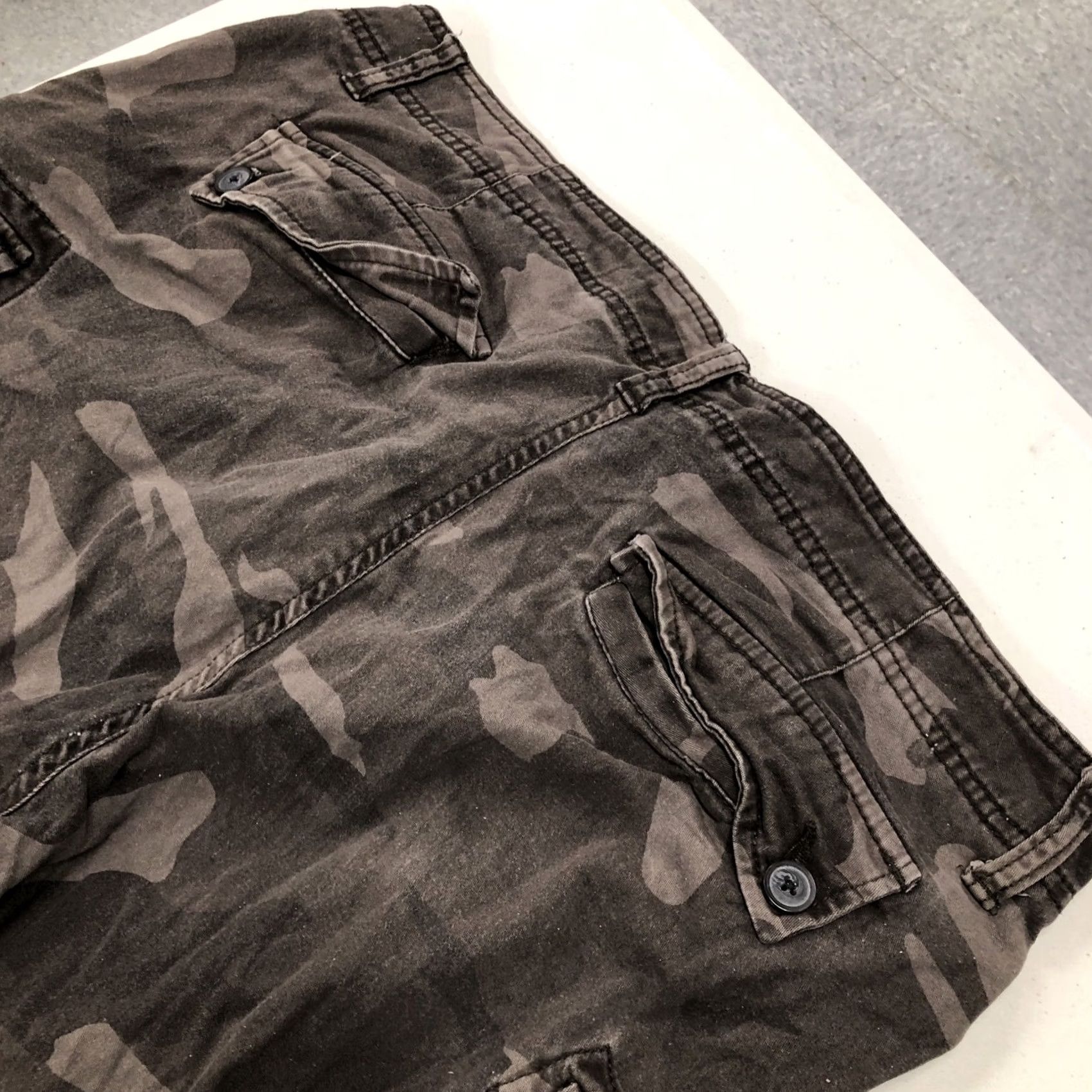 Vintage PLUGG JEANS CO. MENS GREEN CAMO CARGO Pants Size 36x29 Tapered Elastic Hem Size US 36 / EU 52 - 7 Thumbnail