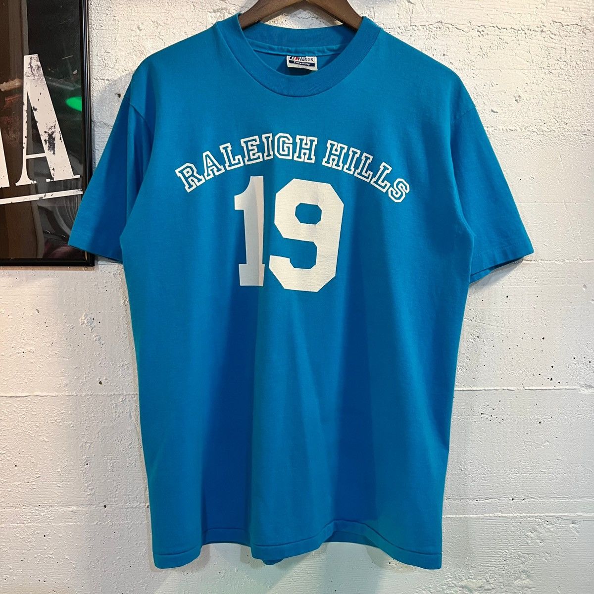 Hanes × Vintage Vintage 90's Raleigh Hills Sports T-Shirt #19 - Large - USA Size US L / EU 52-54 / 3 - 1 Thumbnail