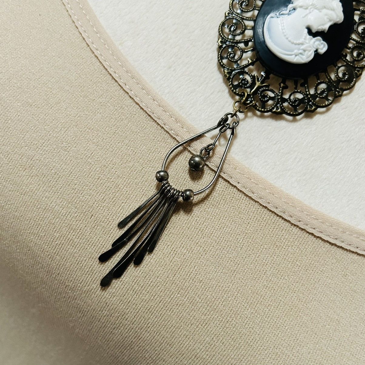 Handmade Handcrafted black and white Victorian lady cameo necklace Size ONE SIZE - 5 Thumbnail