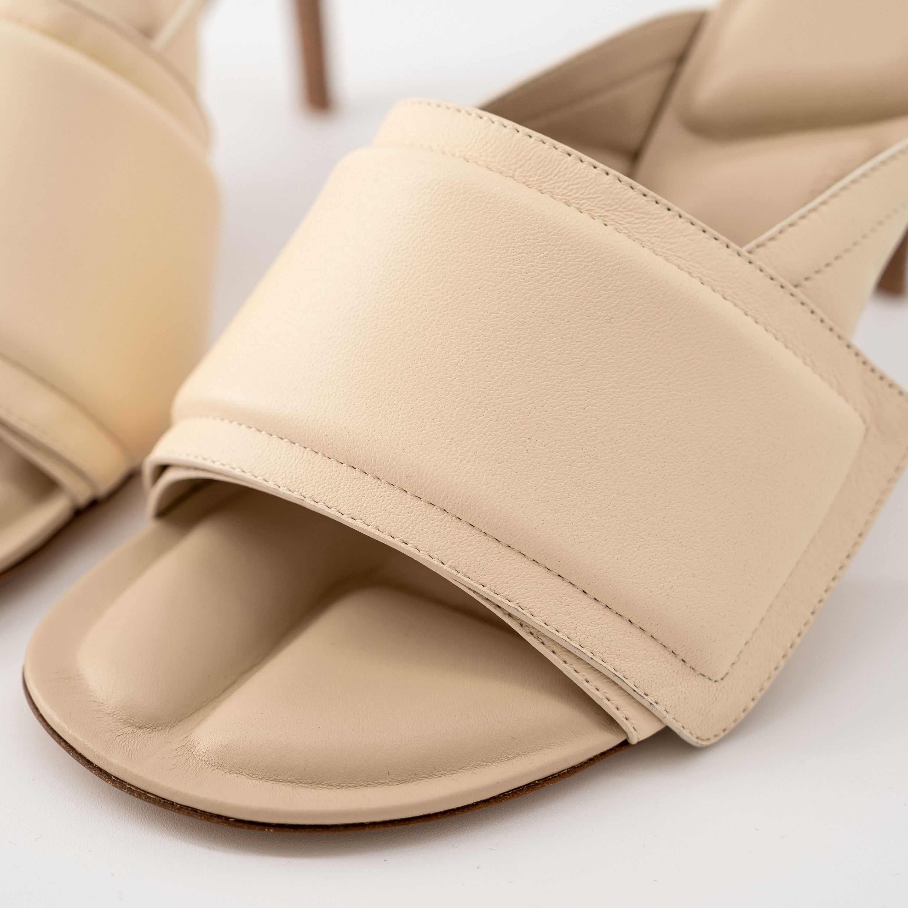 Jacquemus 37 7US Jacquemus Leather Les Mules Padded Leather Cream Size US 7 / IT 37 - 5 Thumbnail