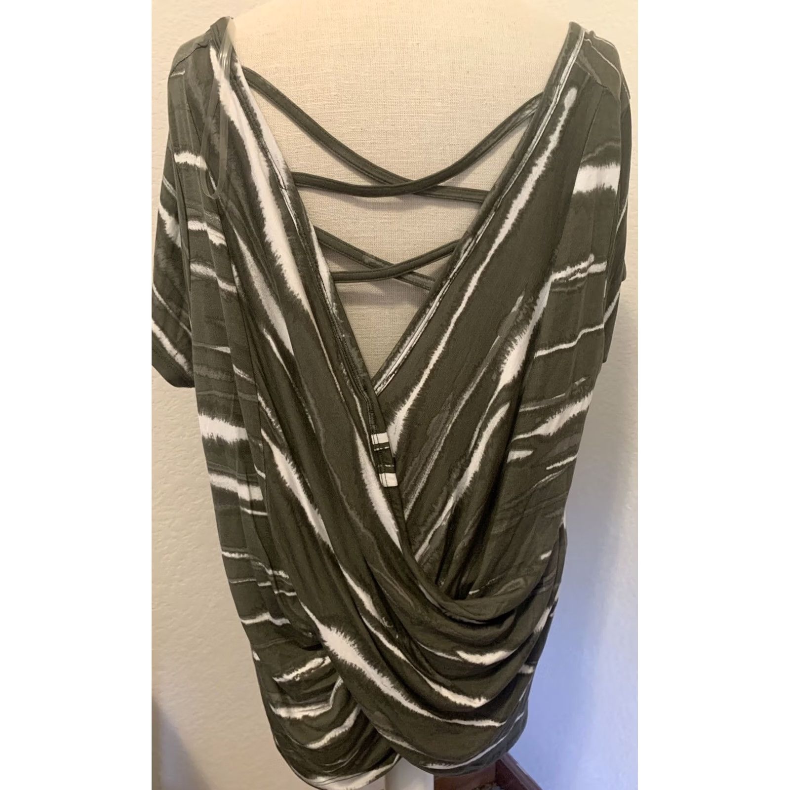 Vintage NWT a.n.a Blouse Shirt Tie Dye Green Avocado 27.5" Length Short Sleeve Round Neck Pullover Womens Large Casual Travel Size L / US 10 / IT 46 - 2 Thumbnail