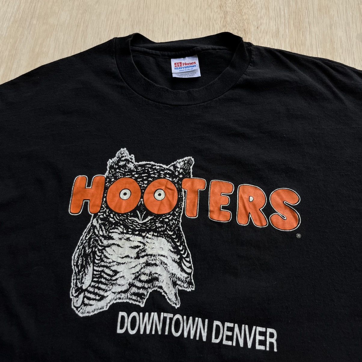 Vintage HOOTERS DOWNTOWN DENVER VINTAGE 90s TEE Size US XL / EU 56 / 4 - 2 Thumbnail