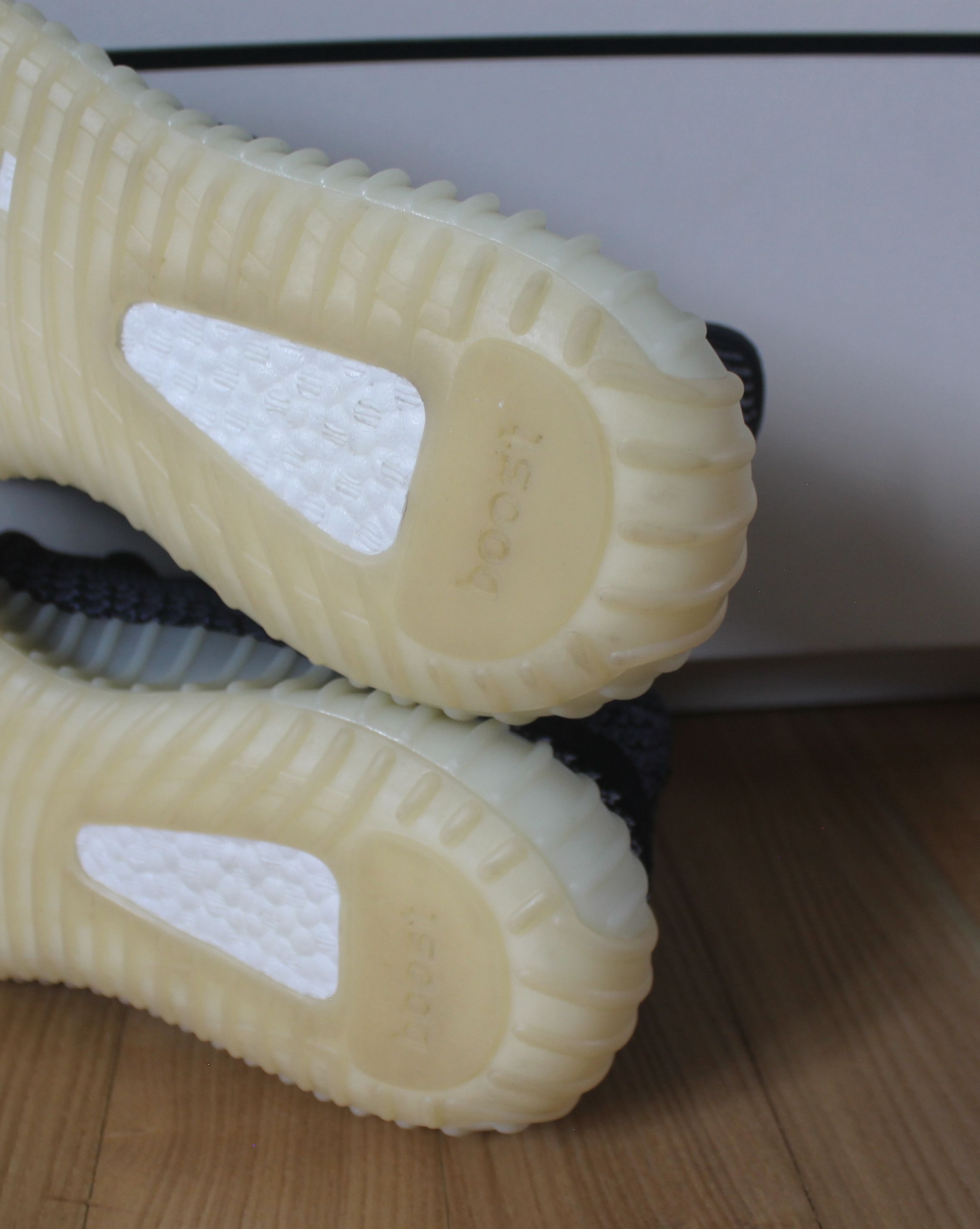Adidas Yeezy Boost 350 V2 Carbon FZ5000 Size US 9 / EU 42 - 10 Thumbnail