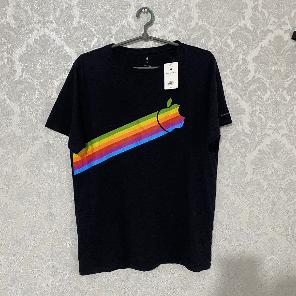 Band Tees NEW Vintage Apple Rainbow T-Shirt Size US M / EU 48-50 / 2 - 1 Thumbnail