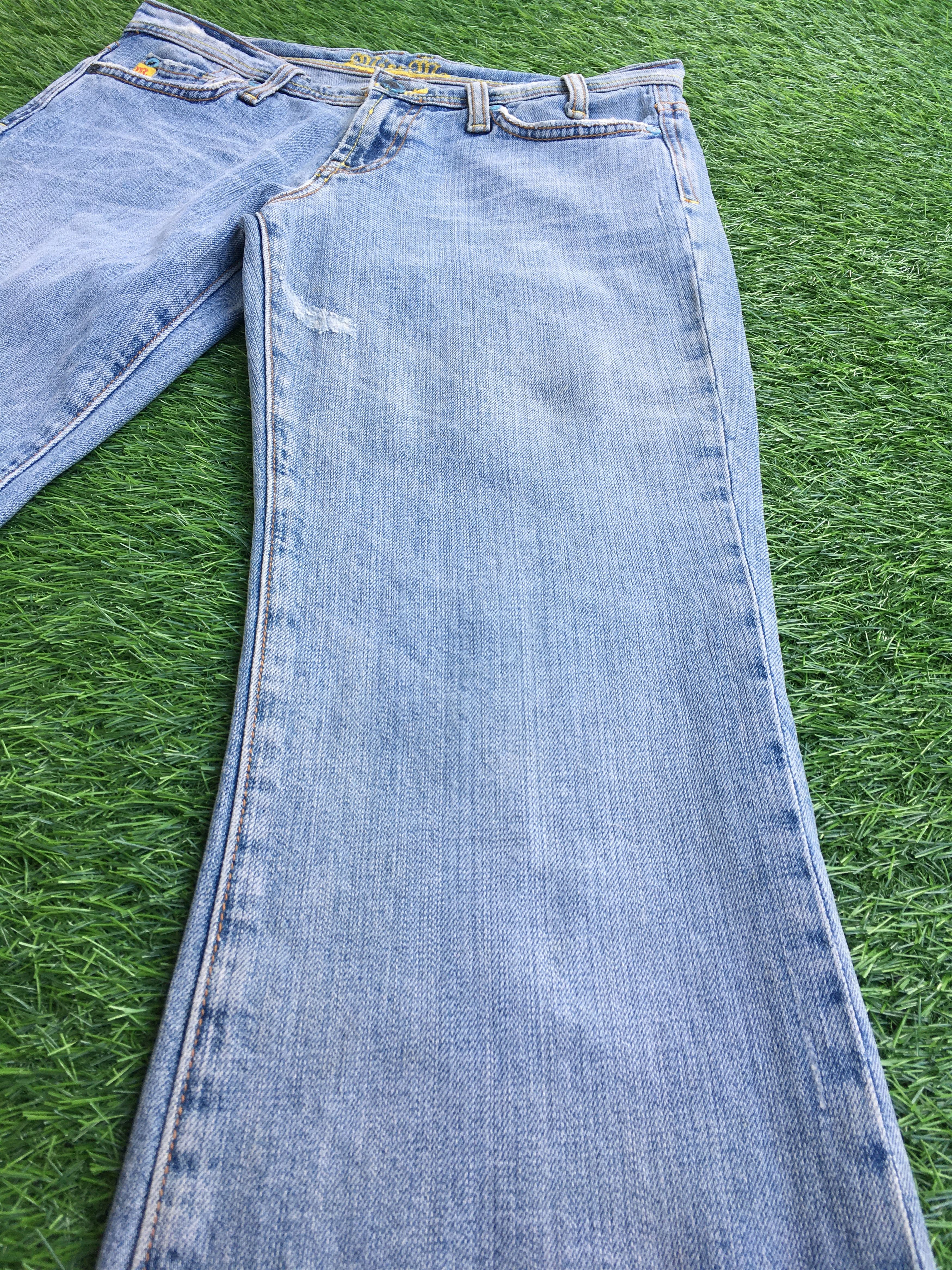 Designer Miss Me light blue wash 2000’s grunge bootcut jeans D-1093 Size 28" / US 6 / IT 42 - 8 Thumbnail