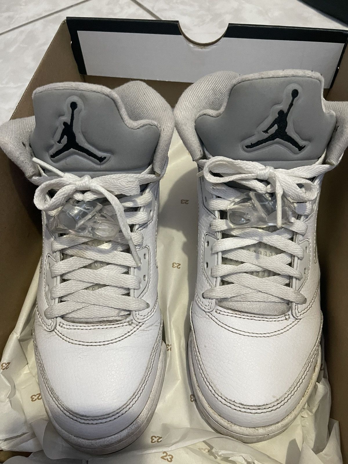 J Shoes × Jordan Brand × Nike Jordan Retro 5 White Metallic 2014 Size US 5.5 / EU 38 - 1 Thumbnail