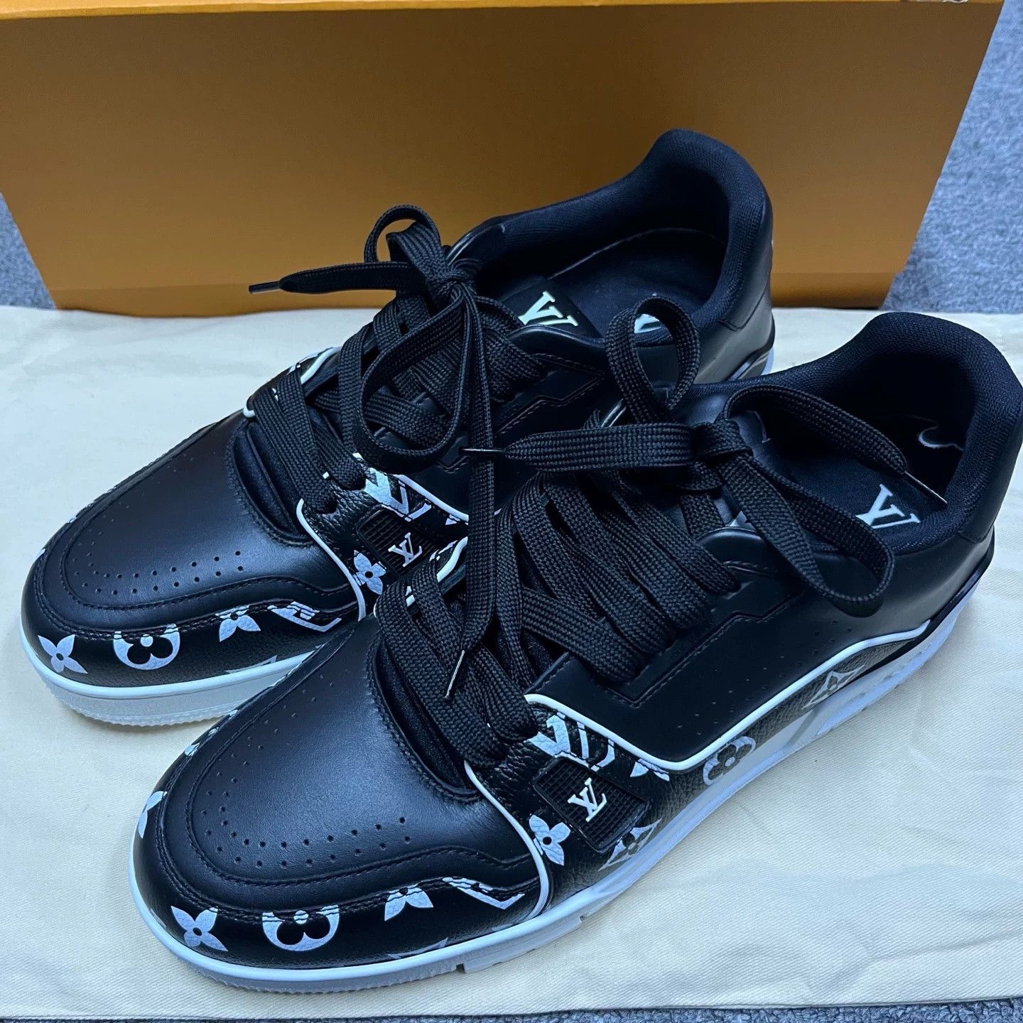 Louis Vuitton Louis Vuitton Black Leather Low-Top Sneakers Size US 9.5 / EU 42-43 - 1 Thumbnail