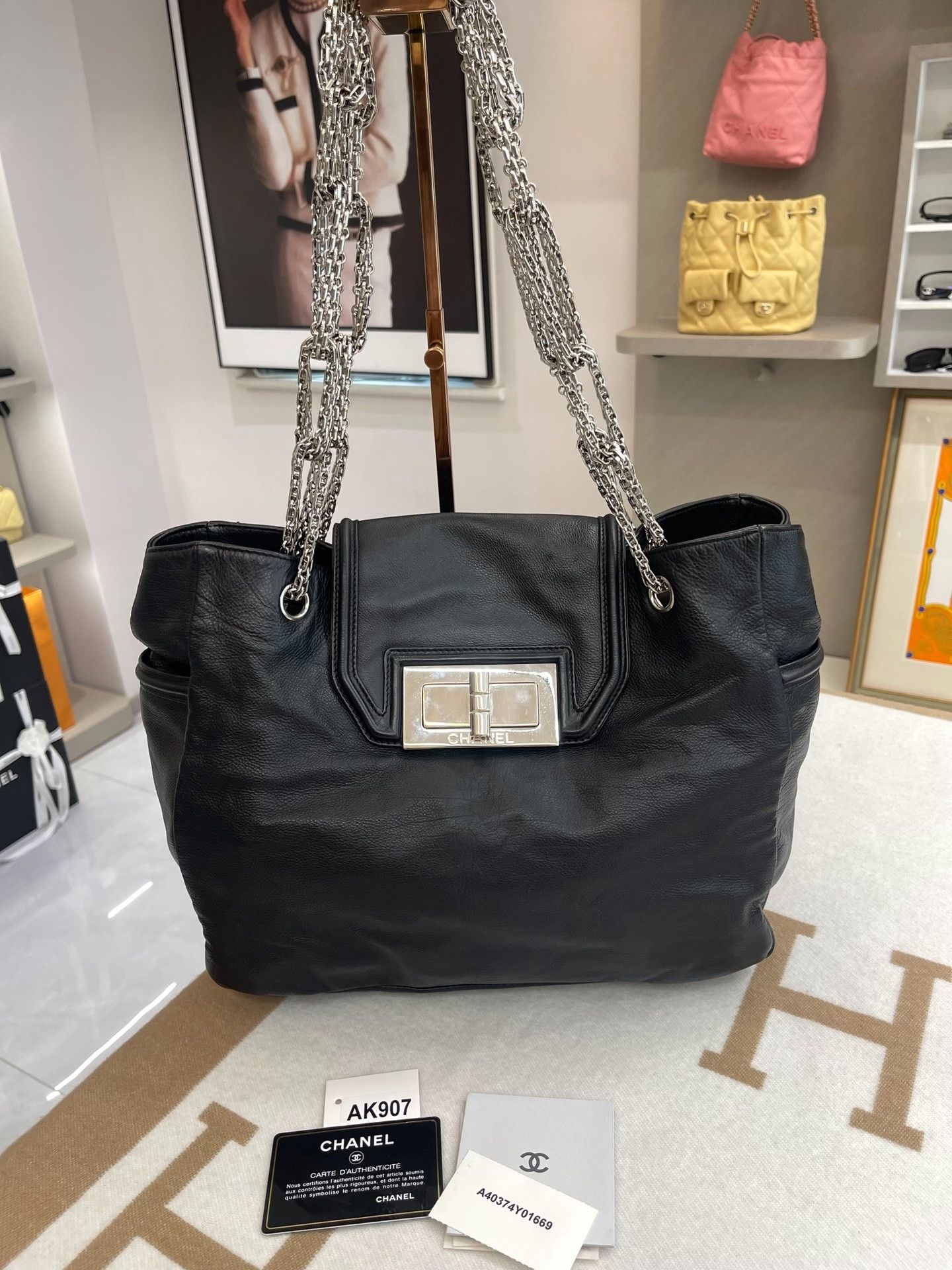 Chanel Pre-loved Bag Very good condition Size ONE SIZE - 1 Thumbnail