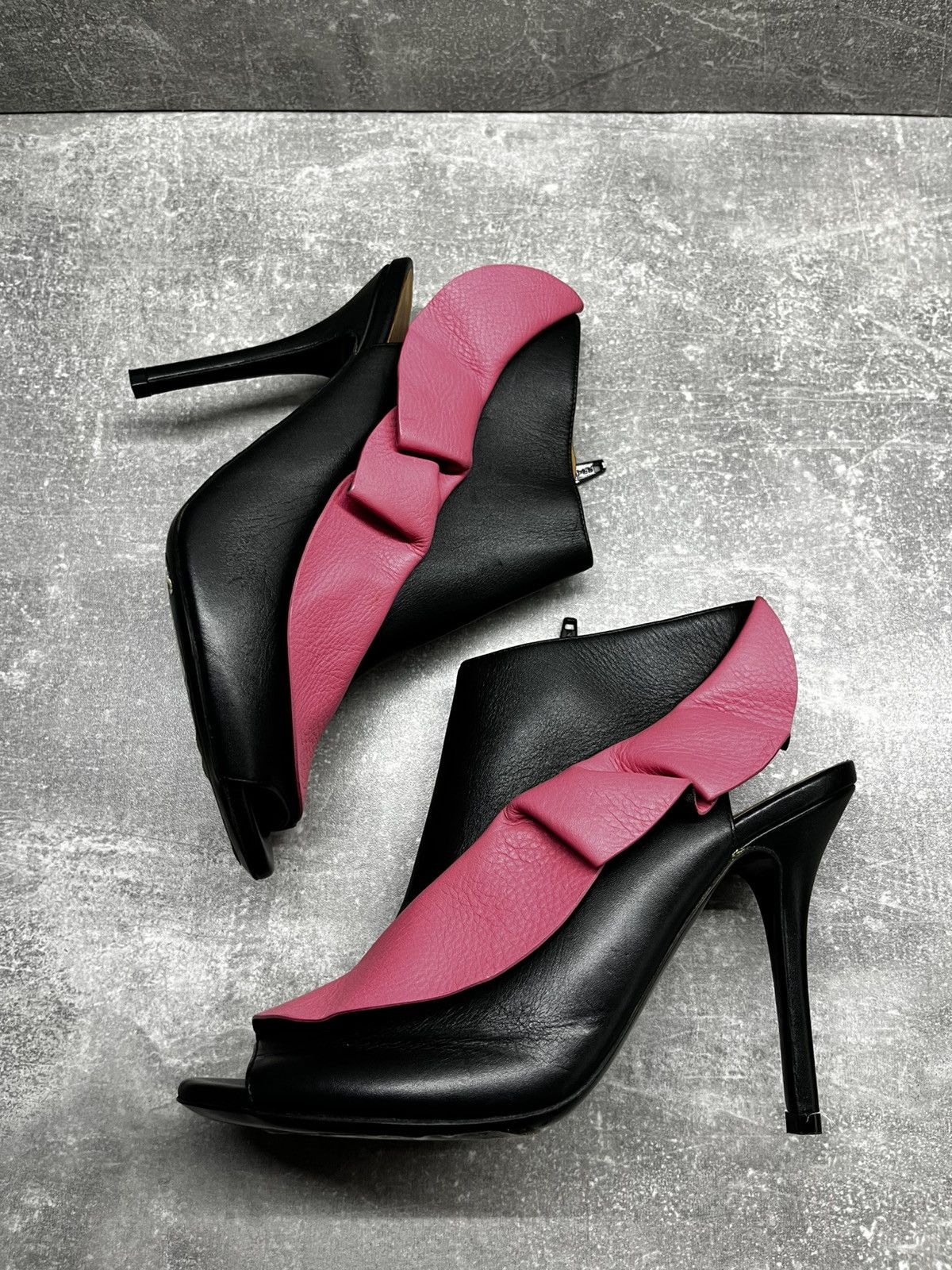 Balenciaga Balenciaga Made in Italy dress heels black/ pink rufle Size US 7 / IT 37 - 4 Thumbnail