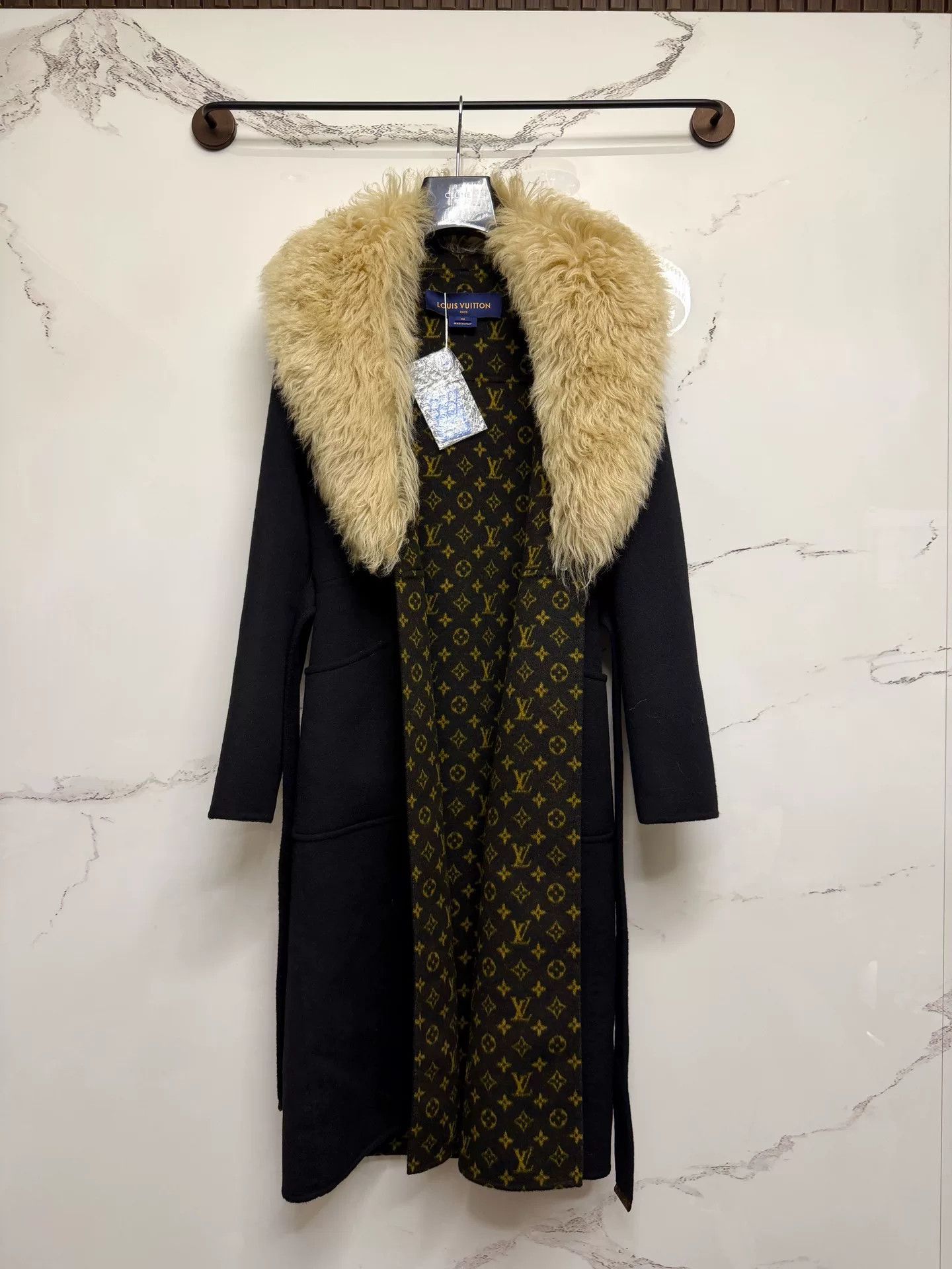 Louis Vuitton louis vuitton black wool coat with fur collar Size XS / US 0-2 / IT 36-38 - 1 Thumbnail