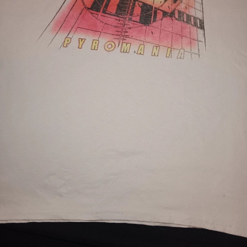 Hanes Def Leppard t shirt, pyromania, 2023,large, guc Size US L / EU 52-54 / 3 - 3 Thumbnail