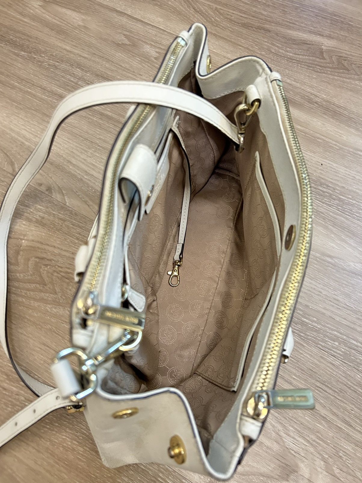 Michael Kors Michael Kors White Saffiano Leather Sutton Medium Satchel Size ONE SIZE - 8 Thumbnail