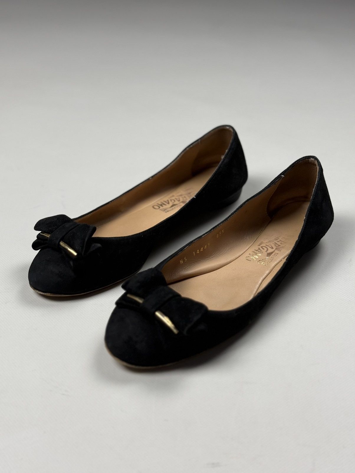 Salvatore Ferragamo Salvatore Ferragamo Ladies Suede Flats Ballets Shoes Size US 8.5 / IT 38.5 - 10 Thumbnail