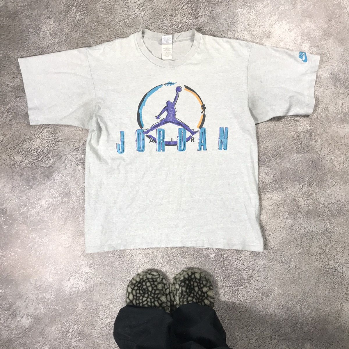 Vintage Vintage 90s Jordan Graphic Tee Sun Faded Streetwear Baggy M Size US M / EU 48-50 / 2 - 1 Thumbnail
