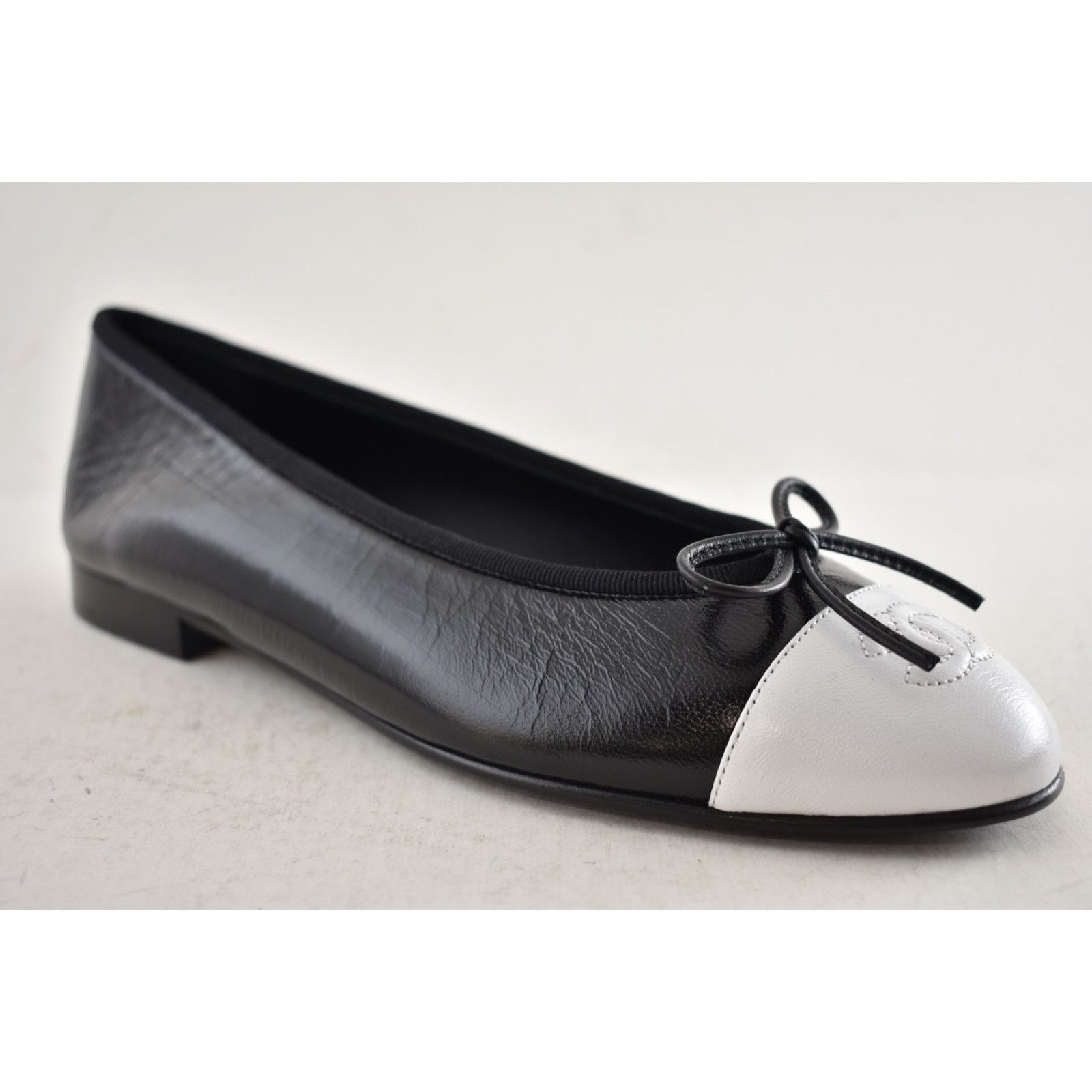 Chanel Chanel Black White Lambskin CC Bow Ballet Flat 38.5 Size US 7.5 / IT 37.5 - 5 Thumbnail