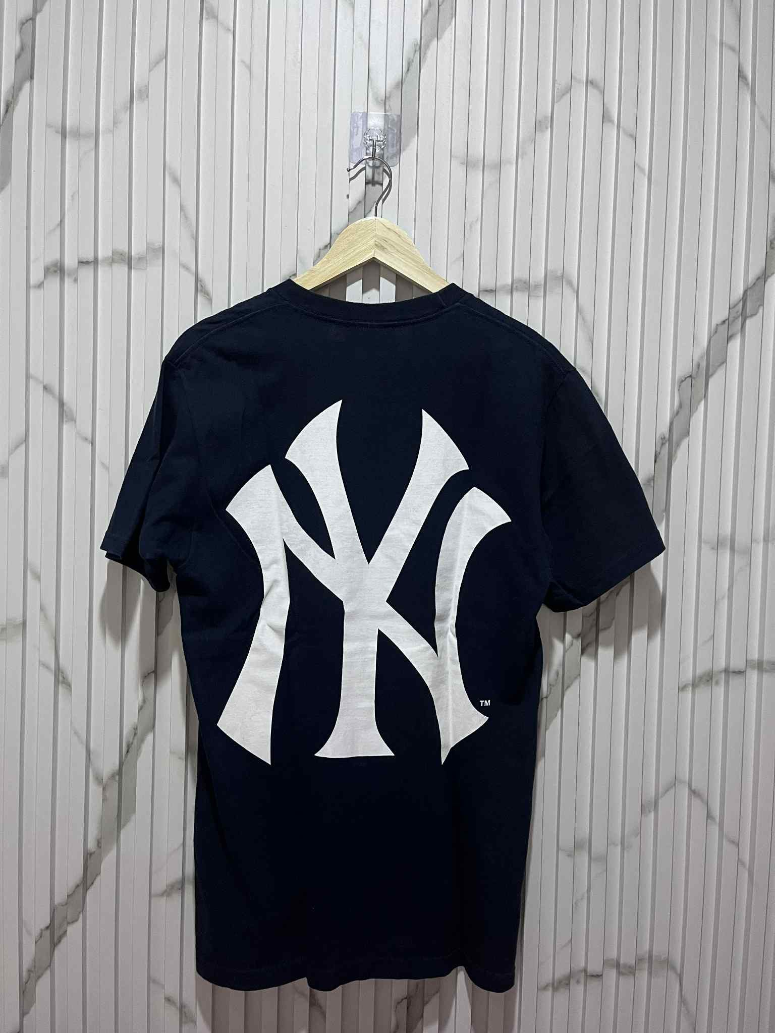 New Era × New York Yankees × Supreme Supreme x New York Yankees Box Logo Tee Navy Colorway SS15 Size US M / EU 48-50 / 2 - 2 Thumbnail