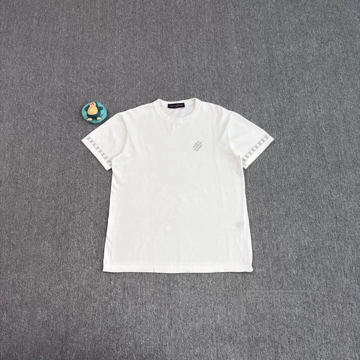 Louis Vuitton LV White Cuff Print Knit Short-Sleeve. Size US S / EU 44-46 / 1 - 1 Thumbnail