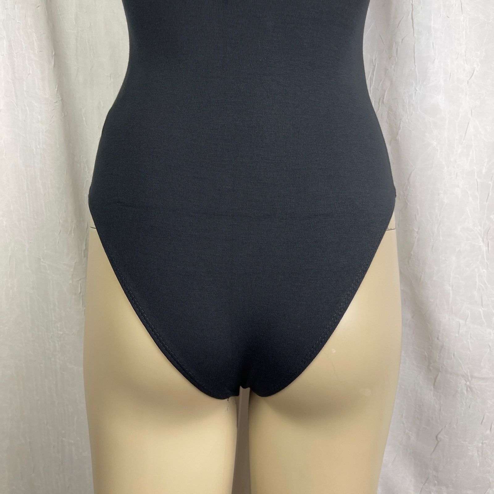 Forever 21 Forever 21 Low Scoop Back Short Sleeve Bodysuit Black NWT XS Size XS / US 0-2 / IT 36-38 - 13 Thumbnail