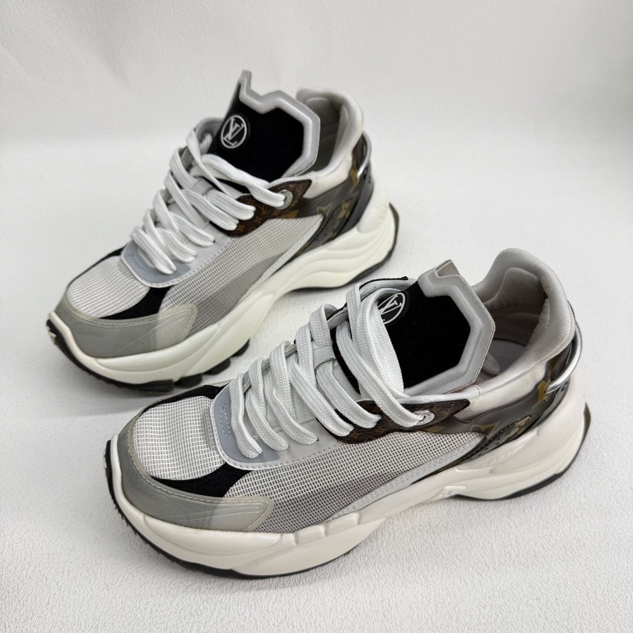 Louis Vuitton Louis Vuitton White Lowtop Sneakers us_5 Women Size US 5 / IT 35 - 1 Thumbnail