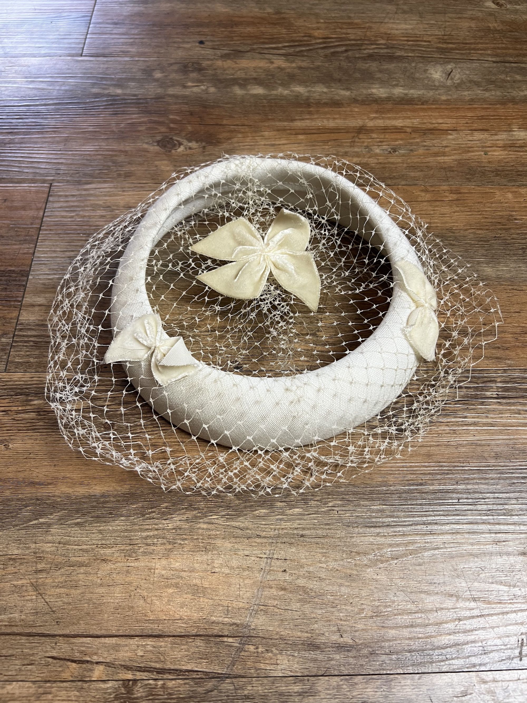 Vintage Vintage 1950's-1960's White Wedding Bridal Fascinator Hat Size ONE SIZE - 9 Thumbnail