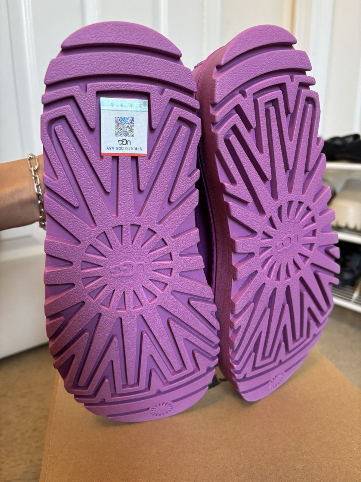 Ugg Ugg Goldenglow Sandals Size US 7 / IT 37 - 5 Thumbnail