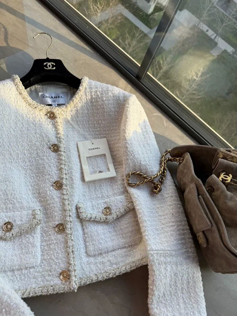 Chanel Chanel 25a white coat Size XS / US 0-2 / IT 36-38 - 2 Thumbnail