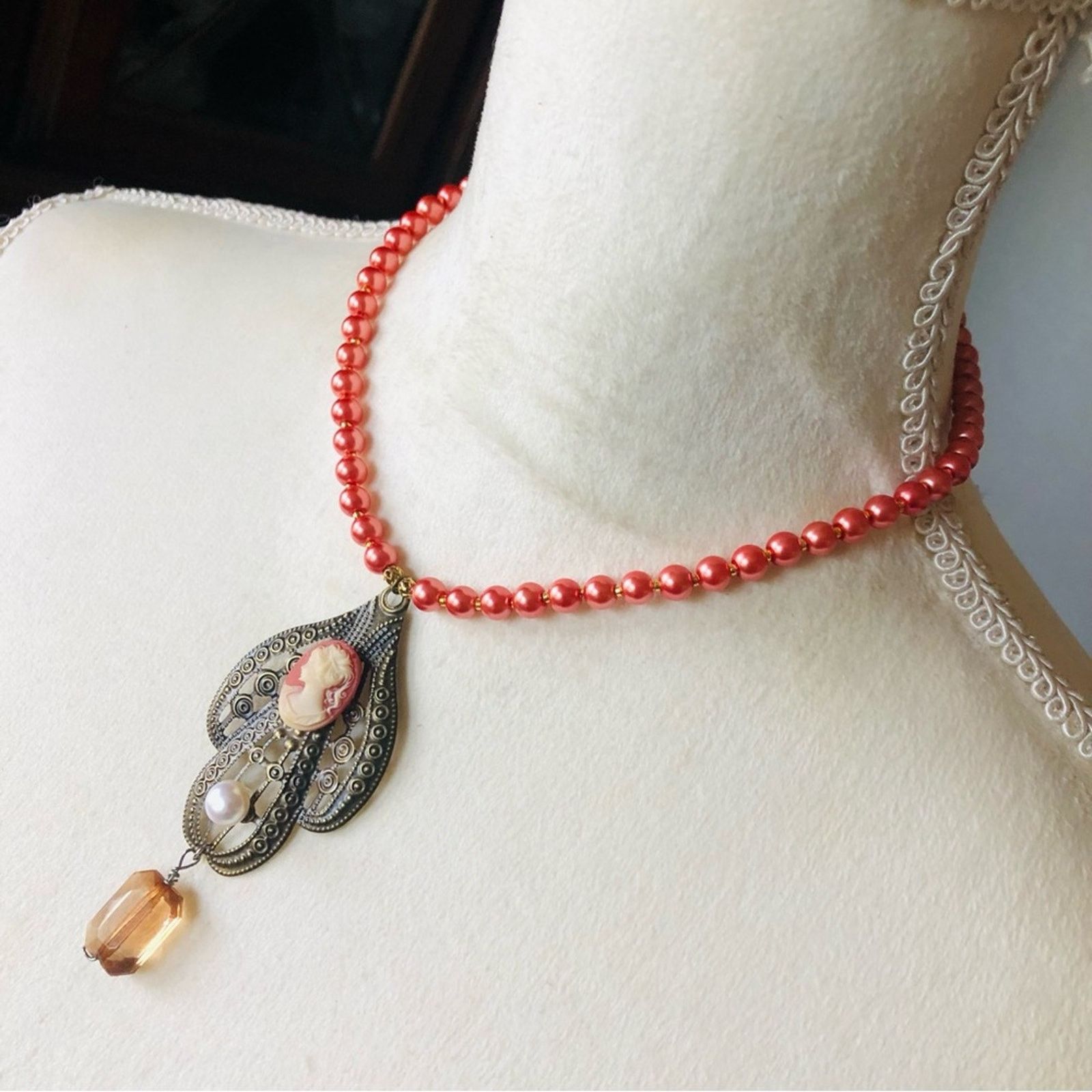 Handmade Handcrafted repurpose elegant lady cameo Pearl necklace Size ONE SIZE - 4 Thumbnail