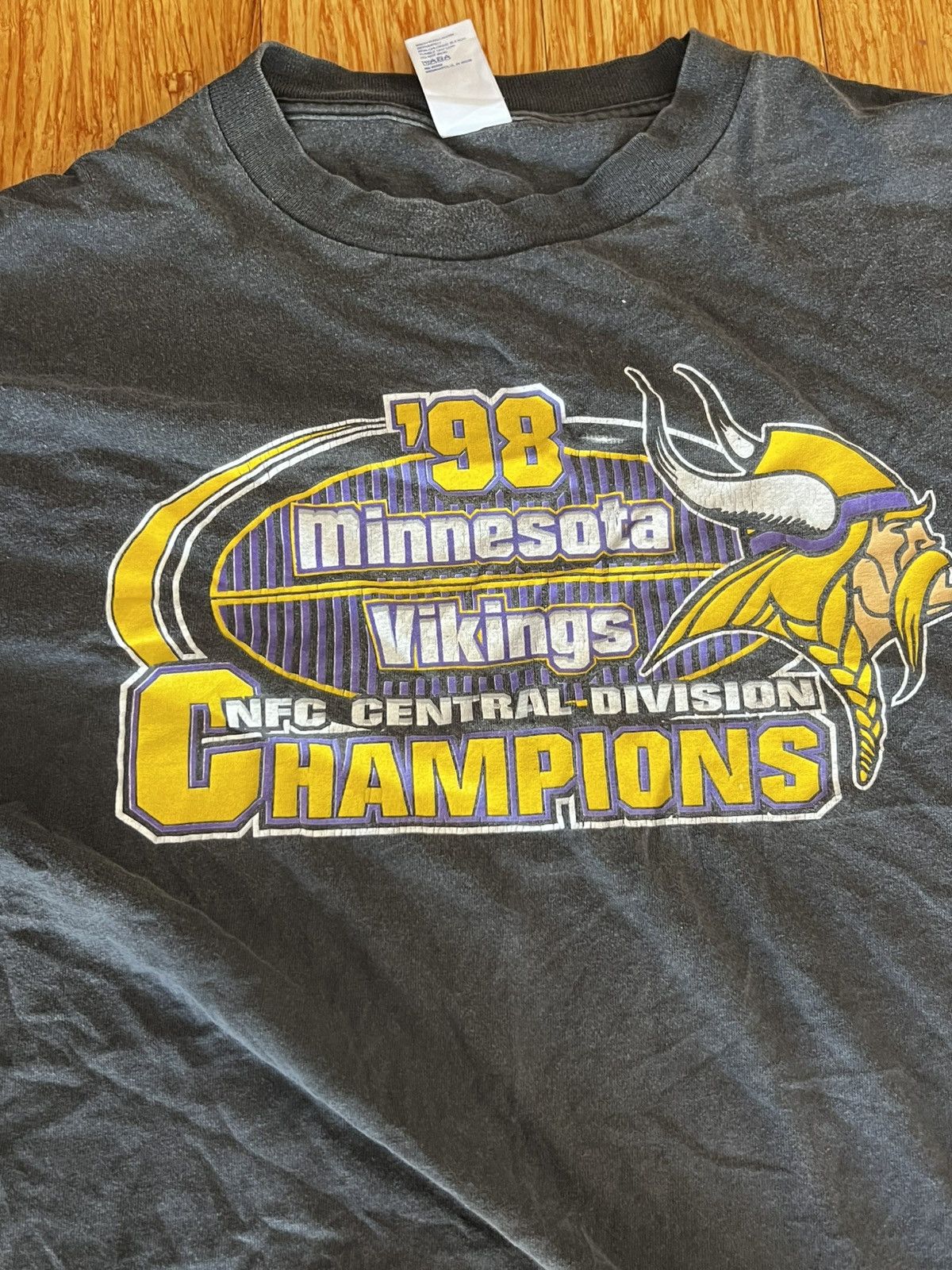 Logo 7 1998 Minnesota Vikings Central Division Champions vintage T Size US XXL / EU 58 / 5 - 2 Thumbnail