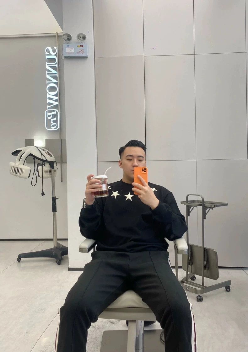 Givenchy Givenchy SizeOS True black star-knit sweater, 100% cashmere Size US M / EU 48-50 / 2 - 1 Thumbnail