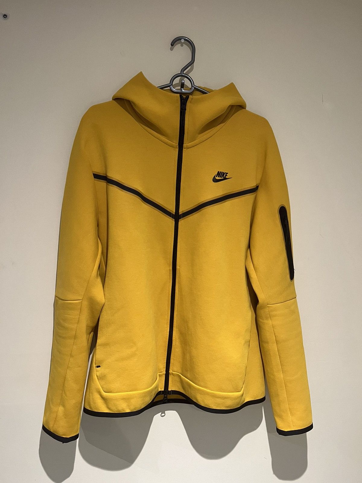 yellow and black nike tech