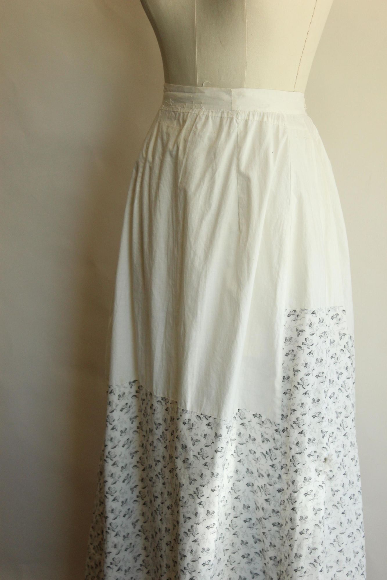 Vintage Vintage Antique 1890s Skirt, Victorian Gray and White Floral Size 26" / US 2 / IT 38 - 7 Thumbnail