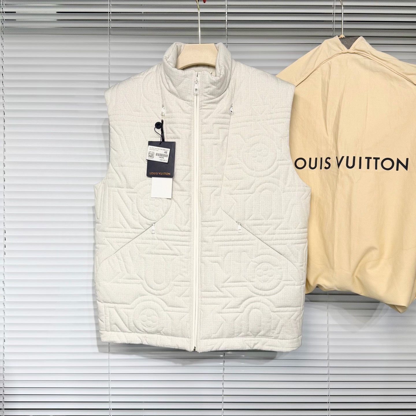 Louis Vuitton LV 2024 Show Down Vest White Size US S / EU 44-46 / 1 - 1 Thumbnail