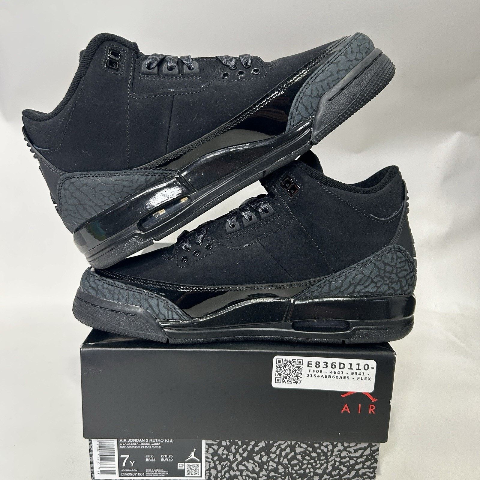 Jordan Brand Nike Air Jordan 3 Retro (GS) "Black Cat" Size US 8.5 / IT 38.5 - 3 Thumbnail