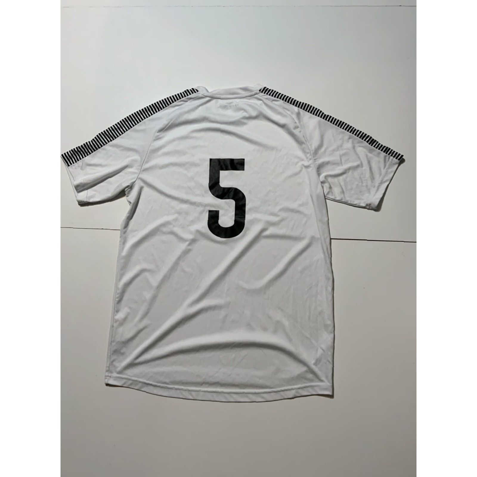 Vintage VINTAGE Inaria The Shoe Surgeon SRGN Studios Football League Soccer White Jersey Sz. M Size US M / EU 48-50 / 2 - 2 Thumbnail