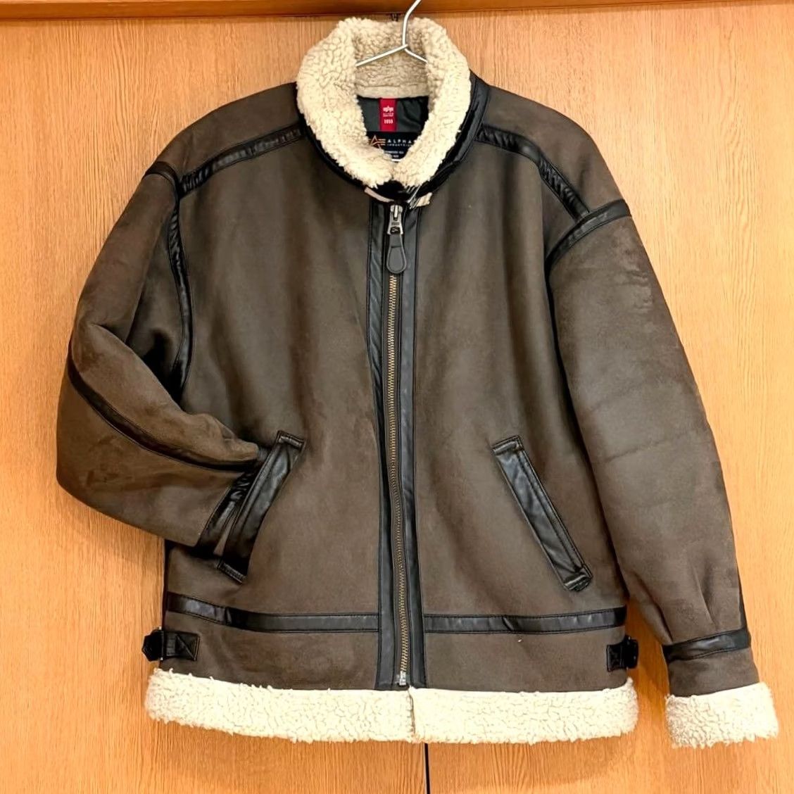 Alpha Industries ALPHA INDUSTRIES Type B-3 Mouton Bomber Jacket Brown M Jacket Unisex Adults Regular Zip 90s Casual Winter Modern Military Short Size US M / EU 48-50 / 2 - 3 Thumbnail