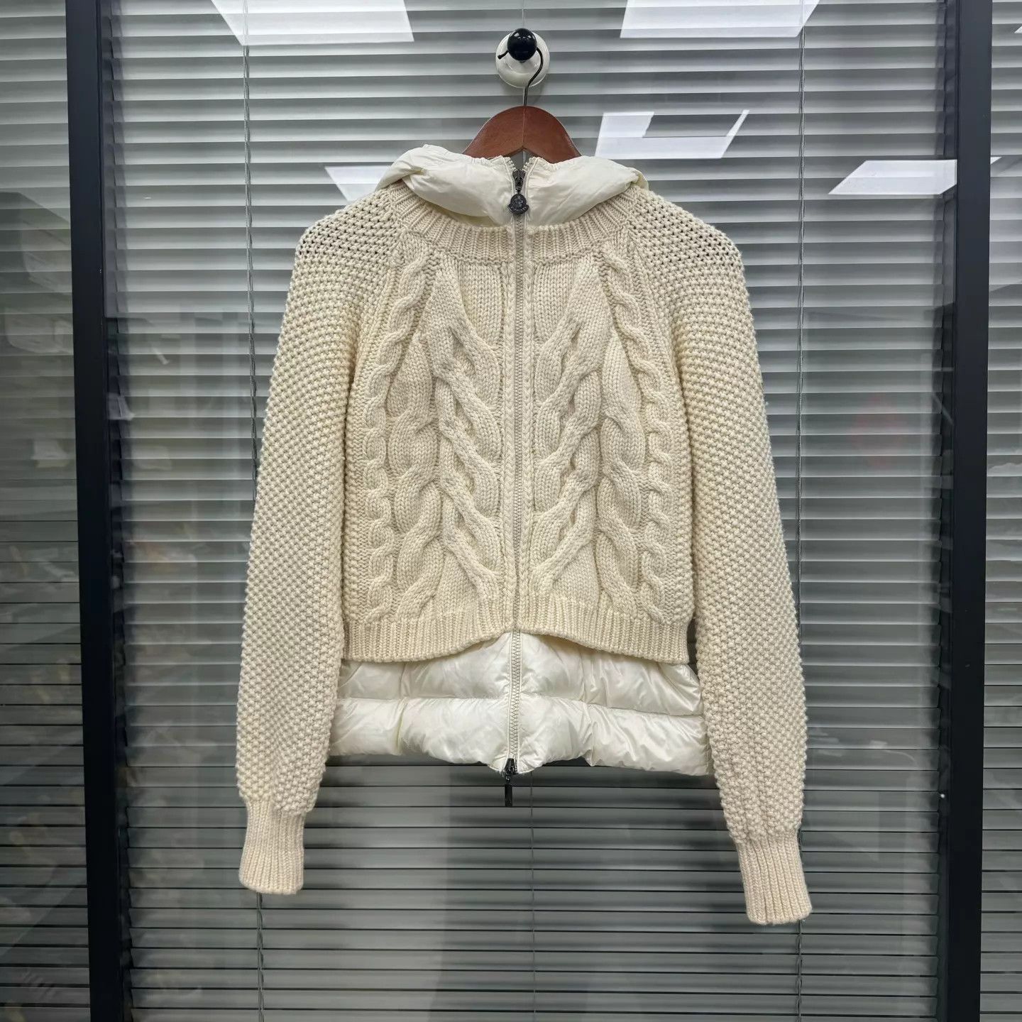 Moncler Moncler White Knit Panel Down Jacket S Minor Stain Size S / US 4 / IT 40 - 1 Thumbnail