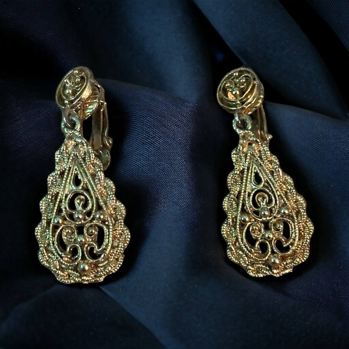 Vintage Vintage gold tone filigree teardrop clip on dangle earrings Size ONE SIZE - 1 Thumbnail